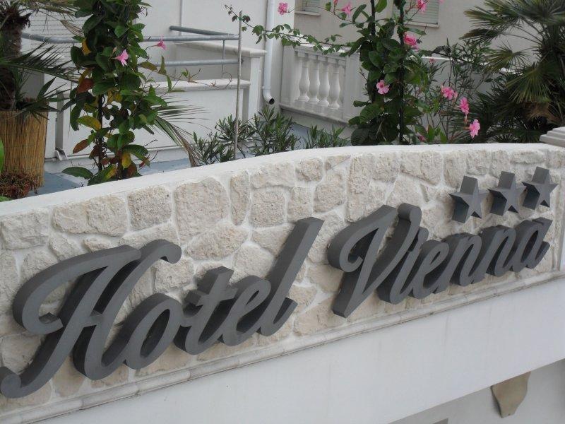 Hotel Vienna بيلاريا-إيجيا مارينا المظهر الخارجي الصورة