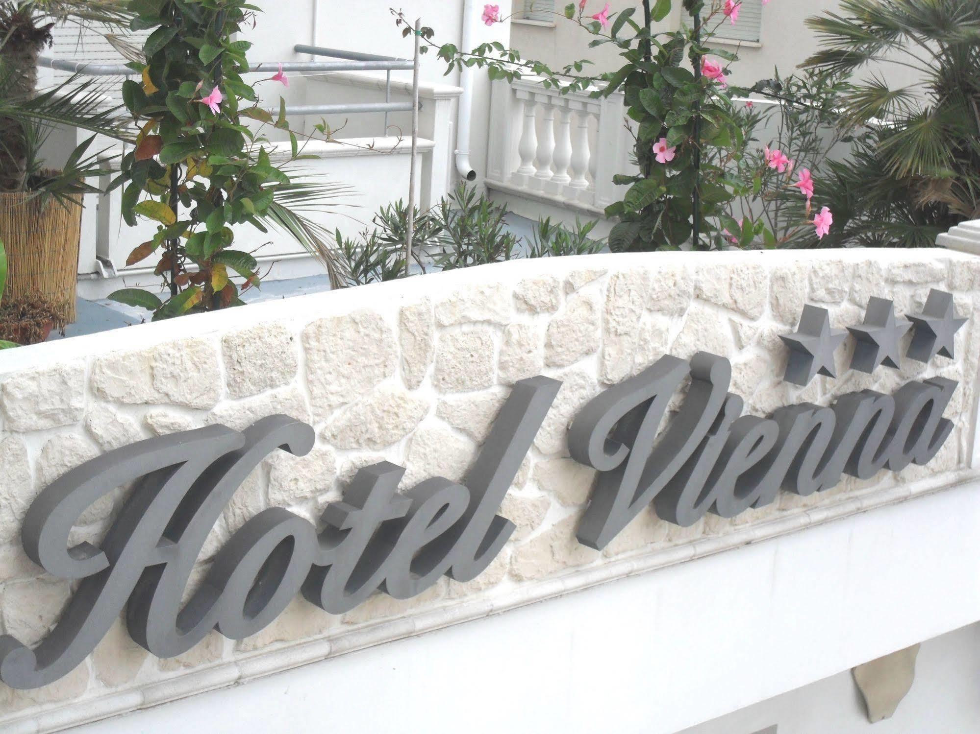 Hotel Vienna بيلاريا-إيجيا مارينا المظهر الخارجي الصورة